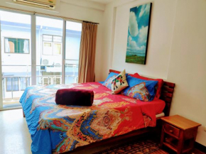 Quiet studio with king bed, kitchen and balcony